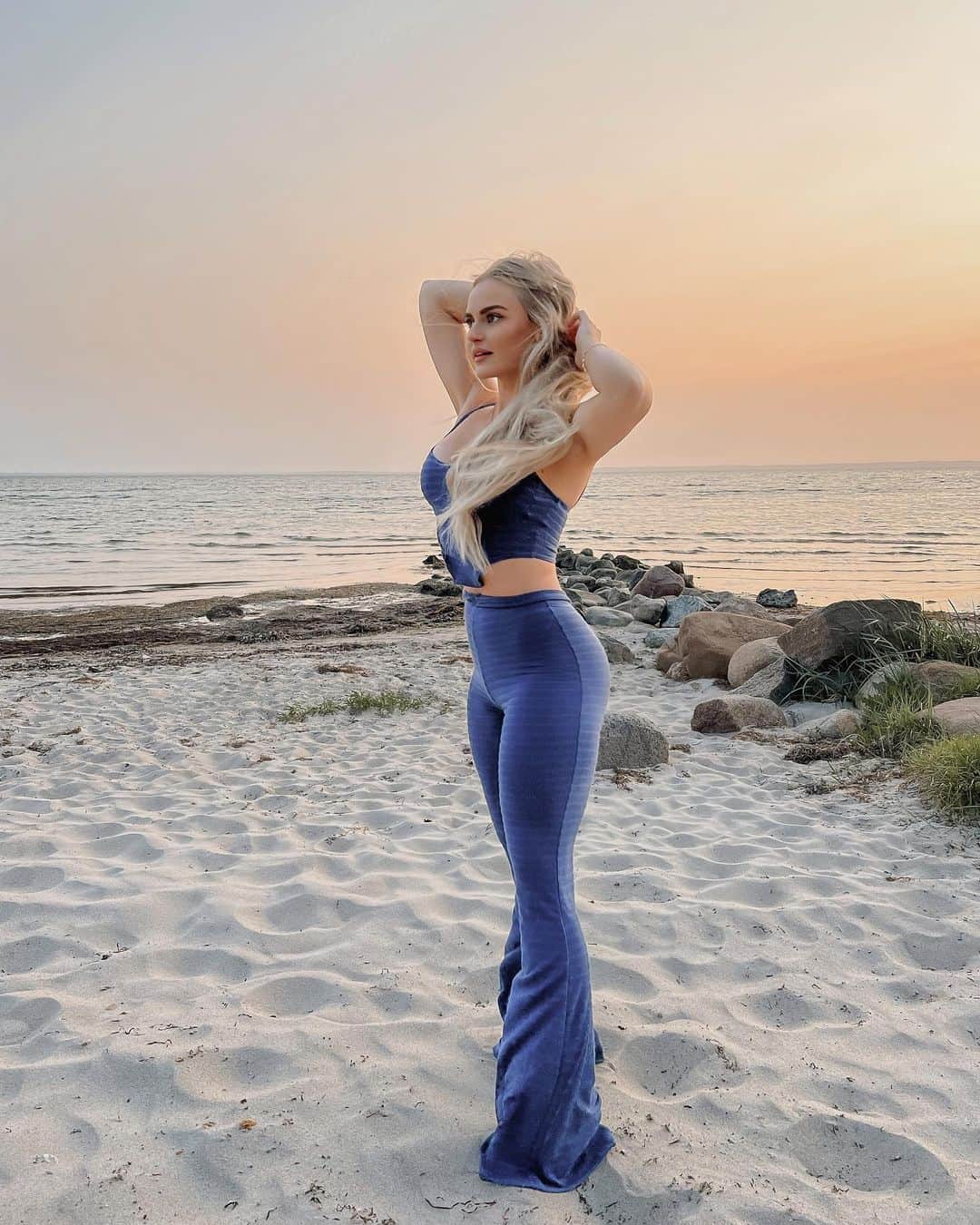 Anna Nyströmのインスタグラム：「@FashionNova Color pop 💙💙 Such a pretty set! 1, 2, 3 or 4?」