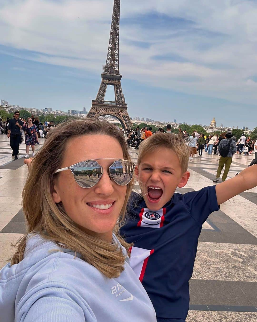 ビクトリア・アザレンカのインスタグラム：「From Paris with my best friend ❤️」