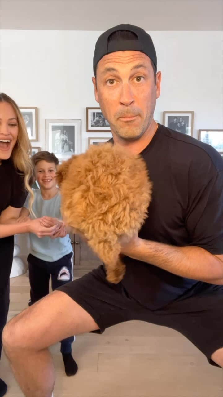 Peta Murgatroydのインスタグラム：「Jumping on this trend as a fam 🙋🏻‍♂️🤰🏼🙍🏻‍♂️🐶 …we couldn’t leave little Hachi out of this one! 🤪  Happy Saturday Everyone xo  #37weekspregnant #dancingfamily #pregnant」