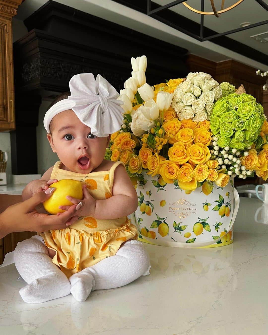 リアン Vさんのインスタグラム写真 - (リアン VInstagram)「When life gives you lemons… 🍋🌼 Finish the sentence in the comments!  It’s crazy to look back and see when @zaiasky was the size of a lemon in my belly 🥹🫶🏽 time flies!」5月28日 2時47分 - lianev