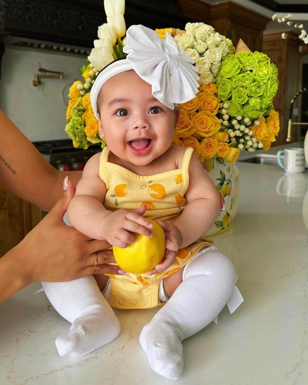 リアン Vさんのインスタグラム写真 - (リアン VInstagram)「When life gives you lemons… 🍋🌼 Finish the sentence in the comments!  It’s crazy to look back and see when @zaiasky was the size of a lemon in my belly 🥹🫶🏽 time flies!」5月28日 2時47分 - lianev