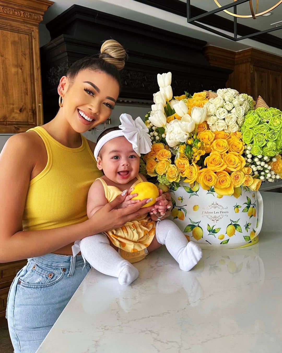 リアン Vのインスタグラム：「When life gives you lemons… 🍋🌼 Finish the sentence in the comments!  It’s crazy to look back and see when @zaiasky was the size of a lemon in my belly 🥹🫶🏽 time flies!」