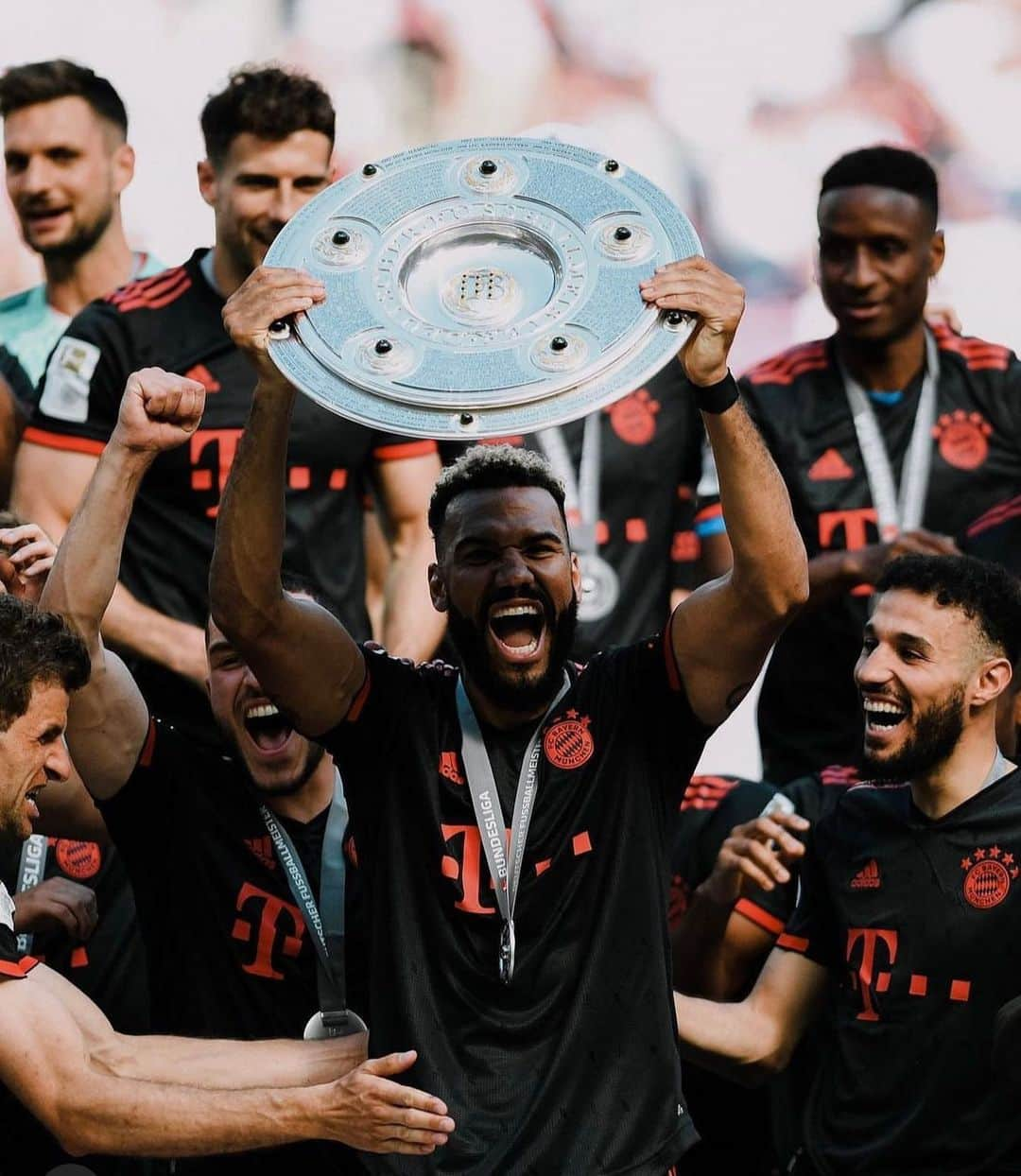 エリック・マキシム・シュポ＝モティングのインスタグラム：「Deutscher Meister ❗️🏆🙌🏾 @fcbayern」