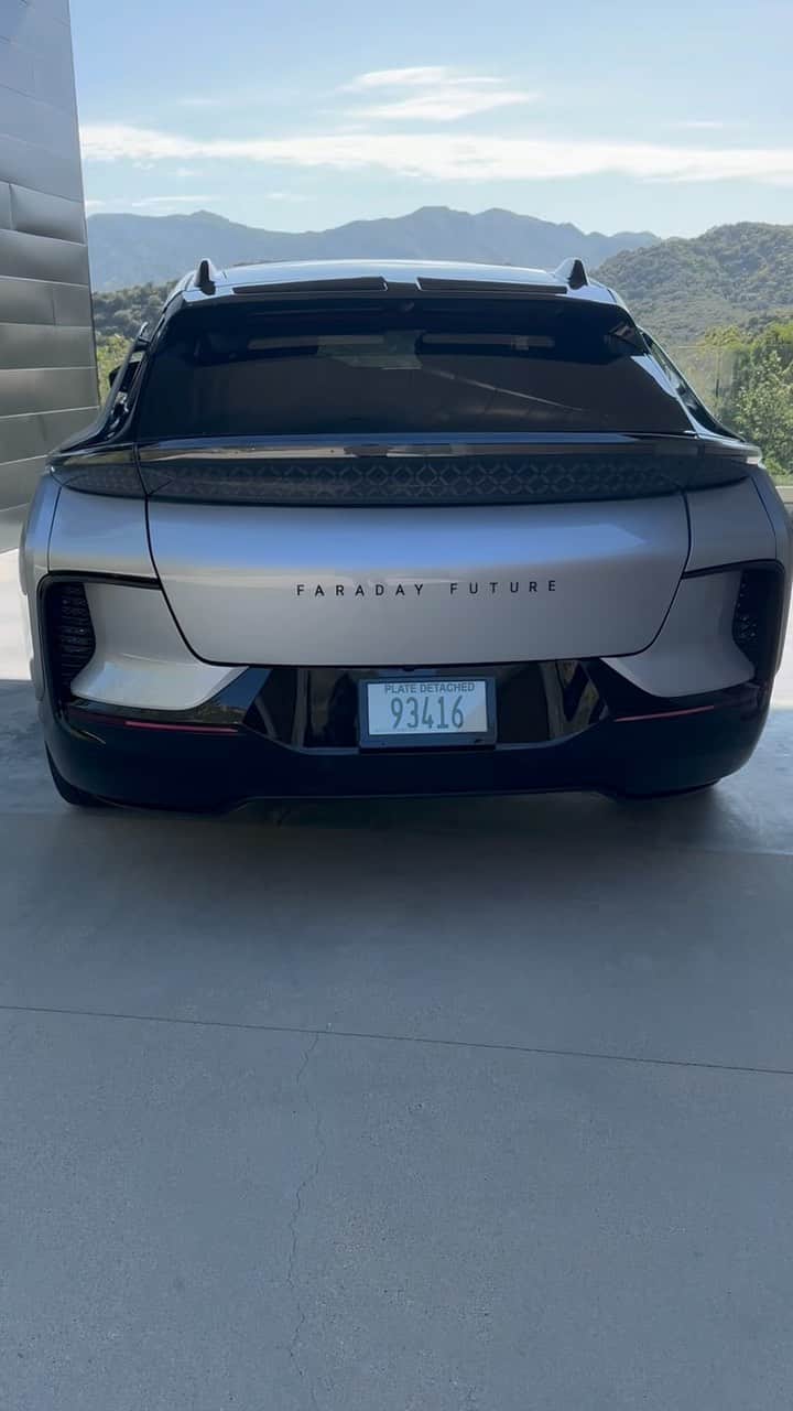 CarsWithoutLimitsのインスタグラム：「The @faradayfuture FF91. Who wants one ☝🏾?? #carswithoutlimits #faradayfuture #ff91」