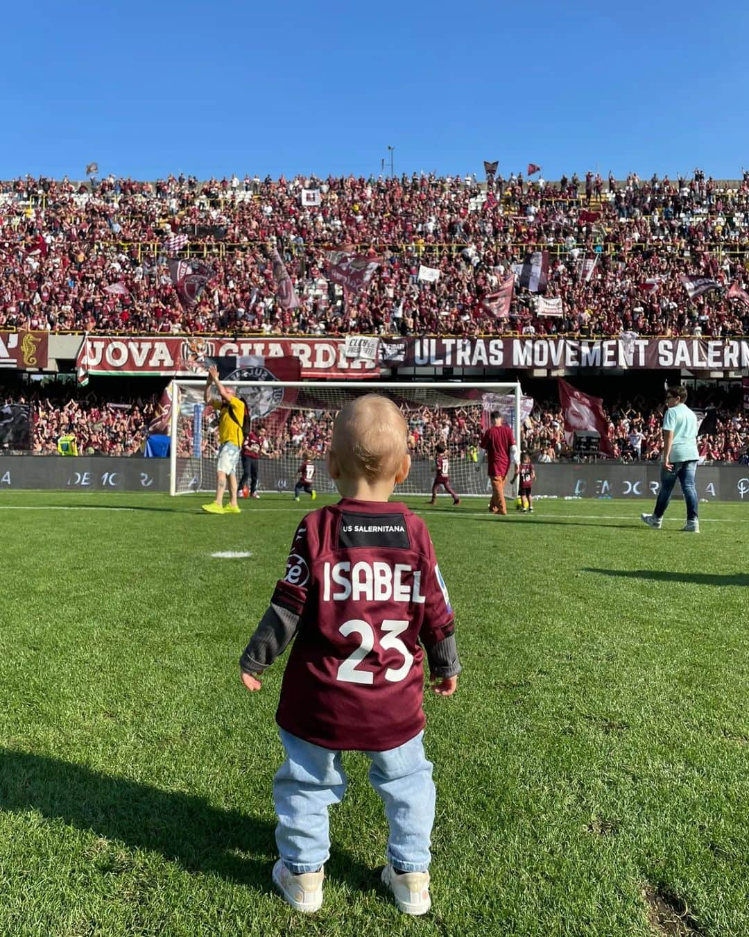 ノルベルト・ジェンベールのインスタグラム：「L'emozione inspiegabile..🙏🇱🇻  #forzasalernitana #forzagranata #avantibersagliera #macteanimo」