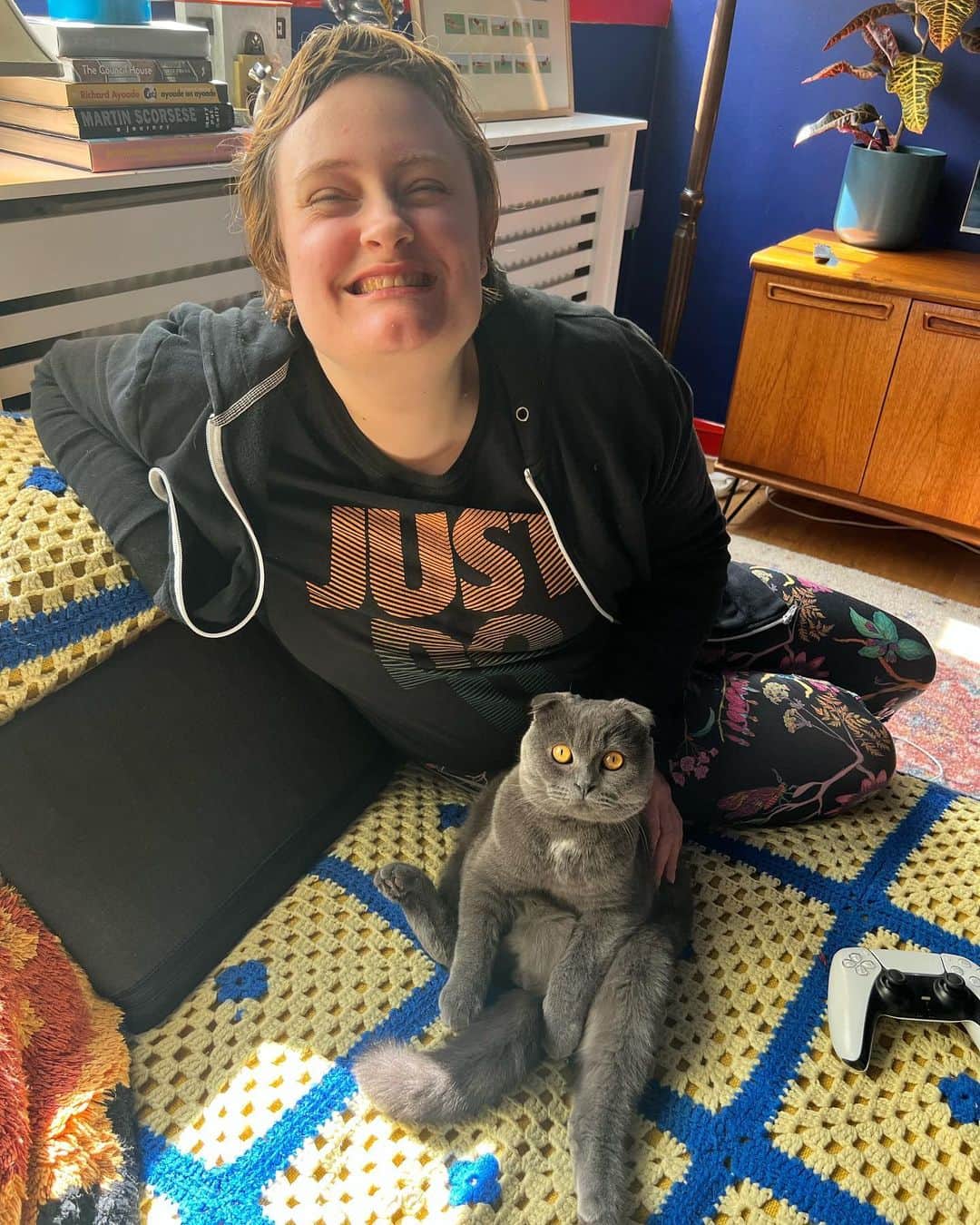 バーティ・ギルバートのインスタグラム：「a series of photos of dennis sitting how he often does」
