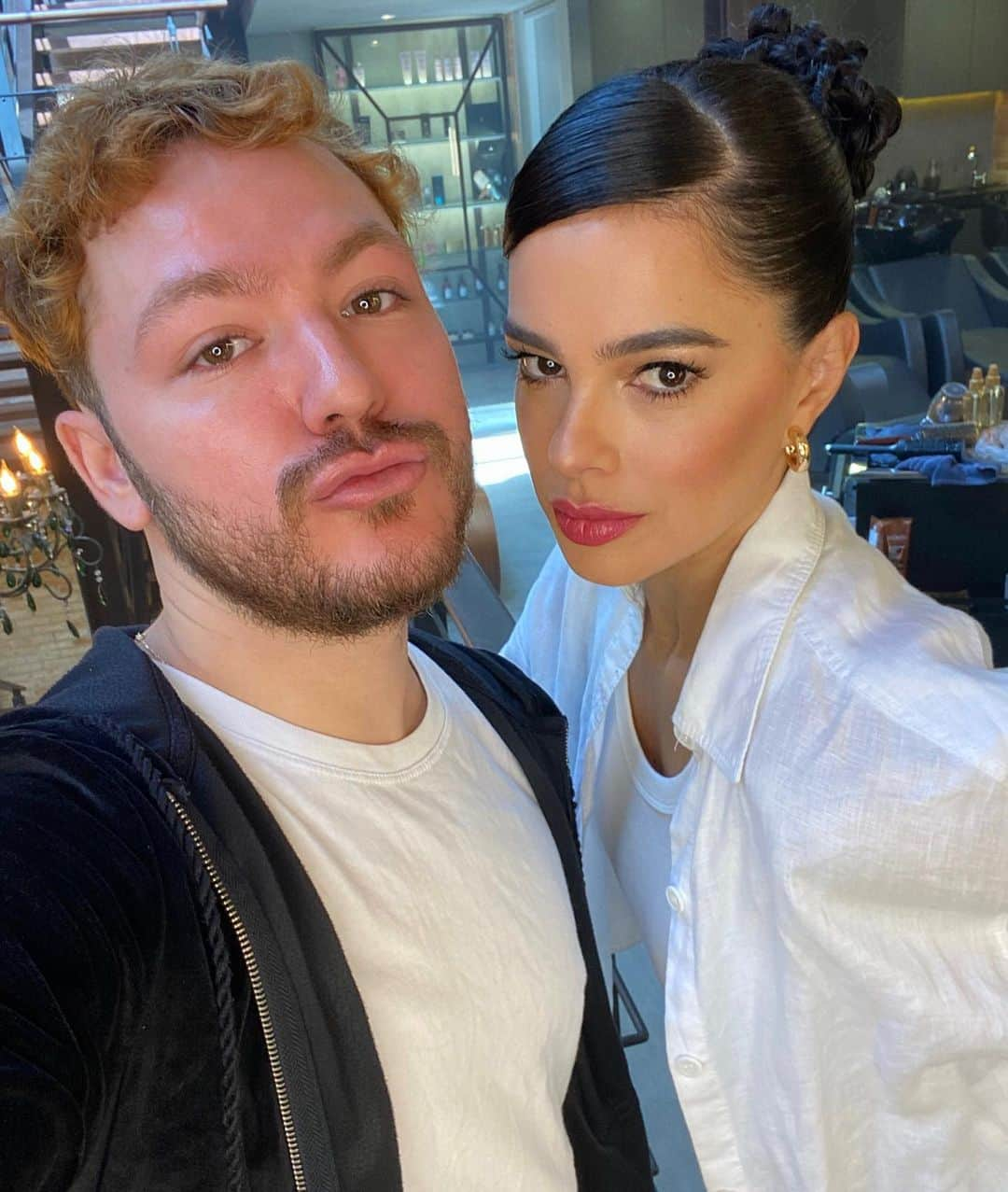 Vera Vielさんのインスタグラム写真 - (Vera VielInstagram)「Ele arrasa muito 🥰 @adrianolopes.sz @belezafidalga ❤️ make&Hair」5月28日 3時12分 - veraviel