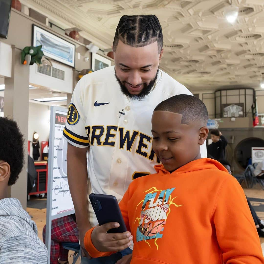 ミルウォーキー・ブルワーズさんのインスタグラム写真 - (ミルウォーキー・ブルワーズInstagram)「Rounding out #KindnessInMKE week, @_dvn23 took care of the people over at Gees Clippers!   #ThisIsMyCrew」5月28日 3時12分 - brewers