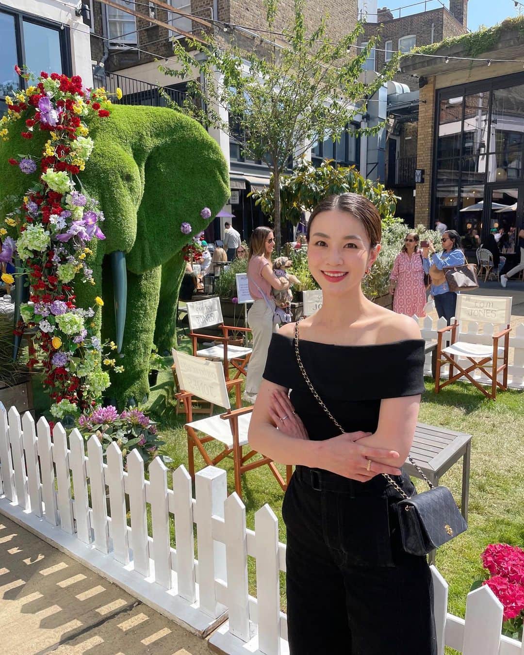 のインスタグラム：「Blooming everywhere🥰💐🌹  街中素晴らしいフラワーアートの数々。  #chelseaflowershow  #belgraviainbloom  #london #londonlife」
