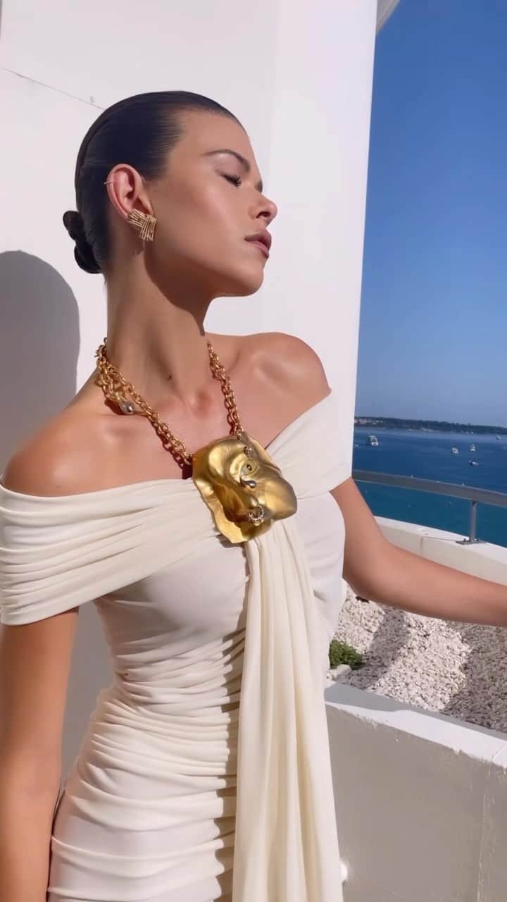 ジョージア・フォウラーのインスタグラム：「A bientôt Cannes! Truly a magic time thank you to everyone who made it so memorable and to those who made me feel like a goddess @schiaparelli @tiffanyandco @sooparkmakeup @bjornkrischker at the @diorbeauty suite 🤍See you next year 🇫🇷 #cannesfilmfestival」