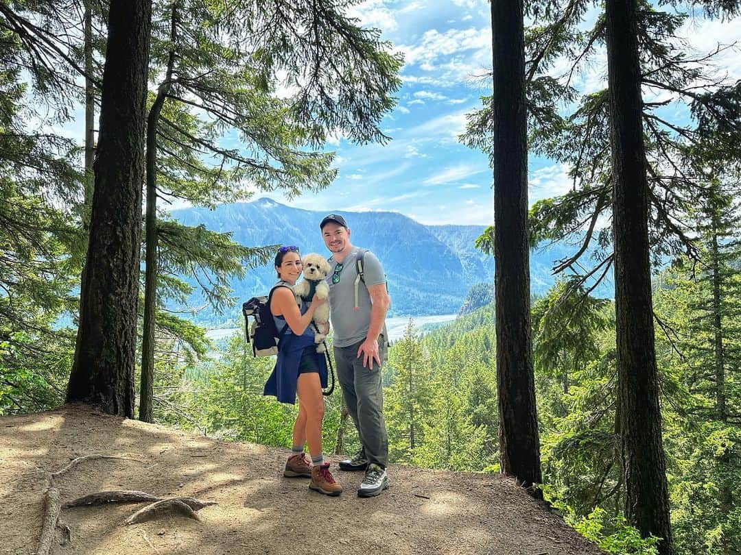 マリッサ・キャステリのインスタグラム：「Love adventuring with these two ❤️」