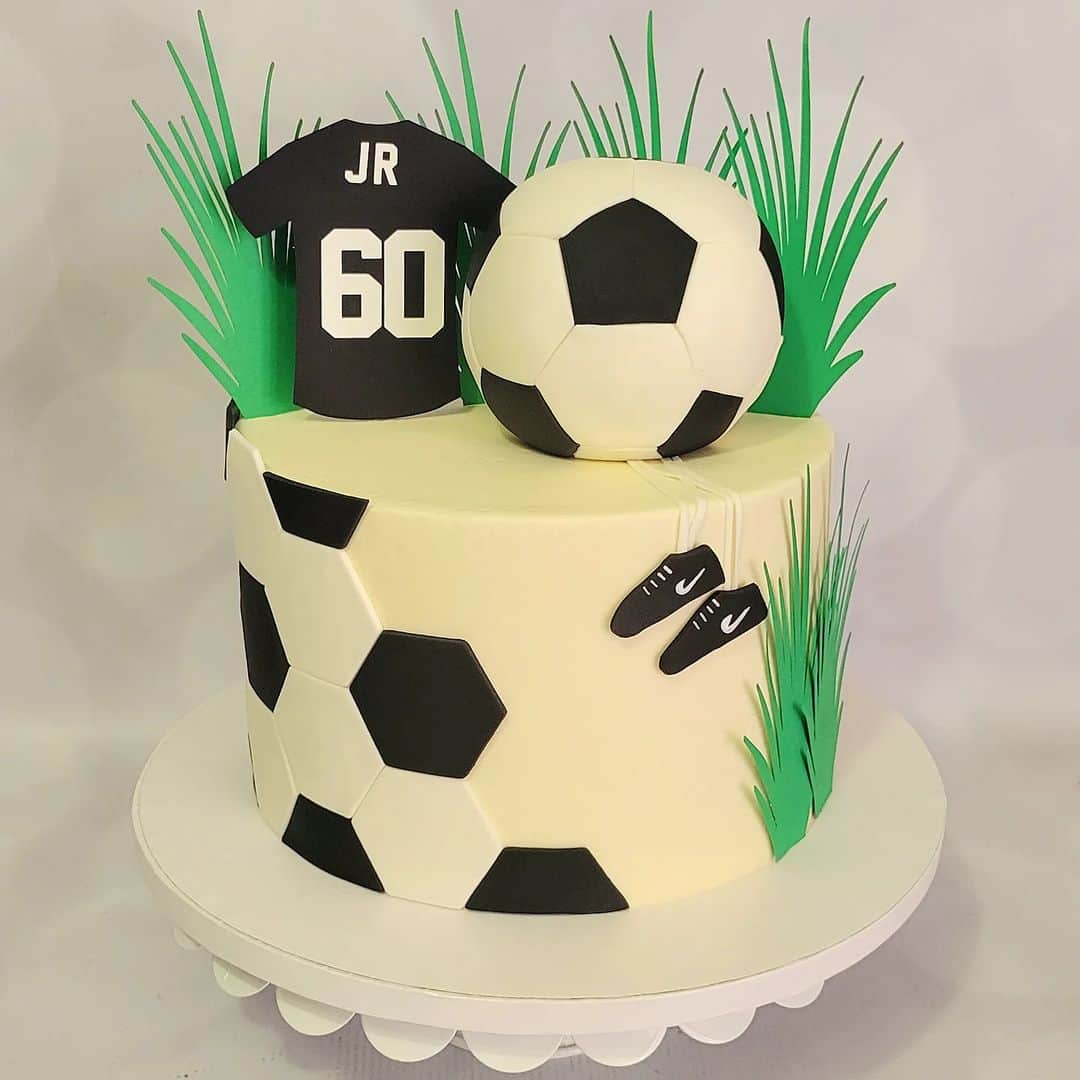 Honey Bee Cakesのインスタグラム：「Soccer Cake Toppers by @thekreationstation.915」