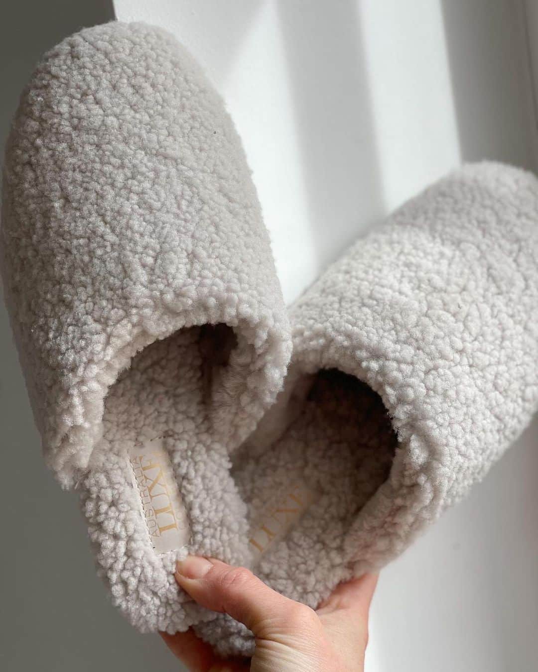 オーストラリアラックスコレクティブのインスタグラム：「Marco’s are the perfect summer evening shoe with breathable shearling and pure comfort all night long 🩶  Did we mention they’re 30% off too?! 😍」