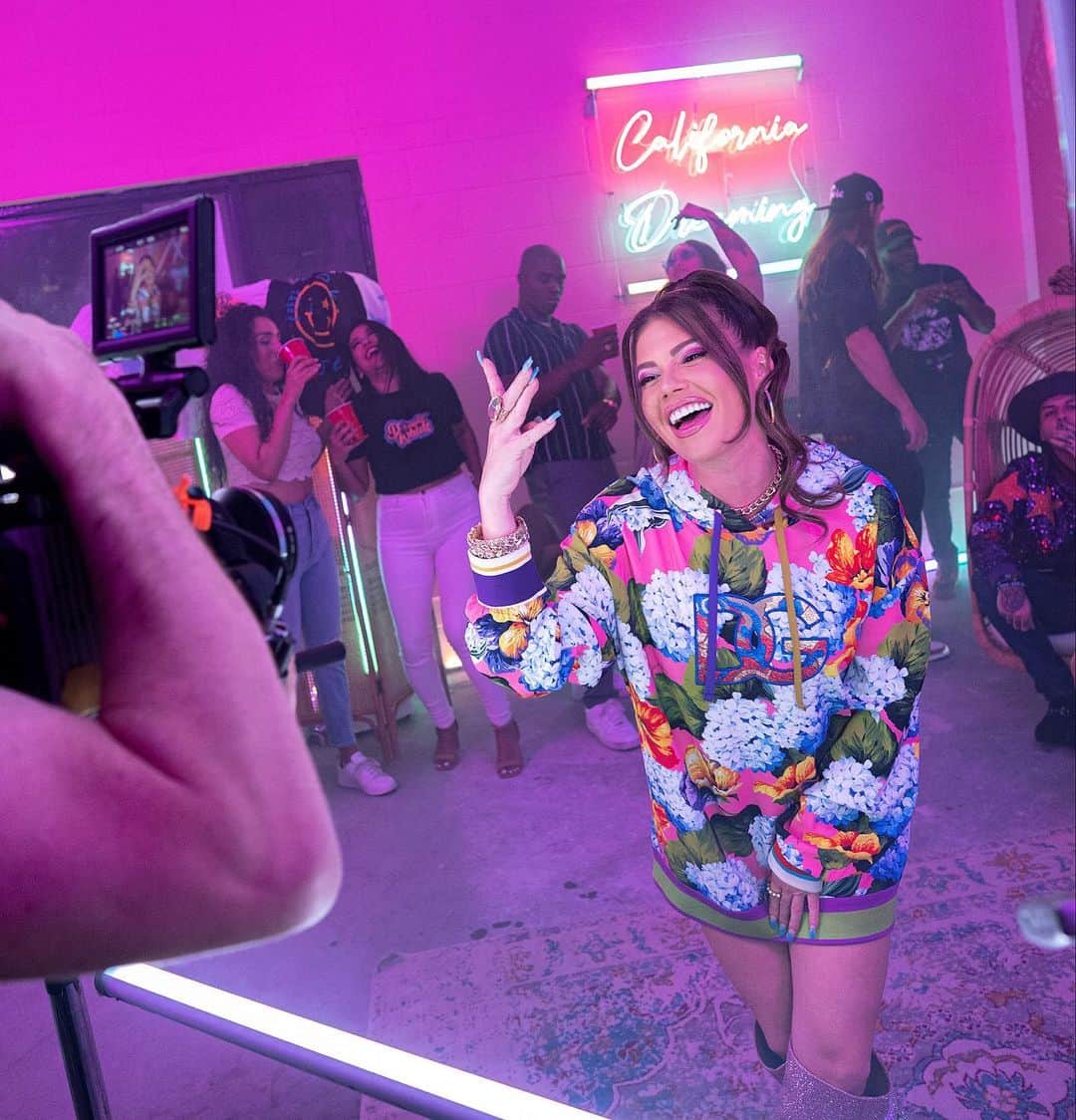 シャネル・ウエスト・コーストのインスタグラム：「NEW single & video out now!🤘🏼🎶✨ LINK IN BIO! Comment if you’re into it!」