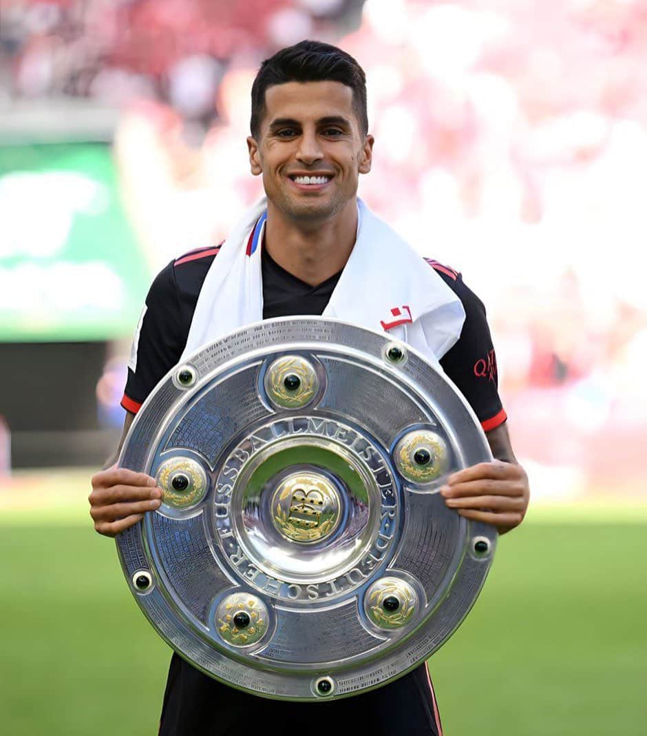 ジョアン・カンセロのインスタグラム：「CHAMPIONS OF GERMANY 🏆🥇🇩🇪 God’s Plan 💫☝🏼 #miasanmia #mommyblessme」