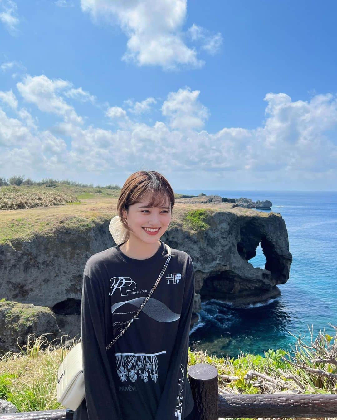 金光みり愛さんのインスタグラム写真 - (金光みり愛Instagram)「旅行ではこういう 大自然に触れる時間が一番好きだなぁ🌊🍃 日常から解き放たれて心が満たされる感覚💭 何も考えずに2人で景色を 眺めてる時間が何より幸せだ🦋  そして今日の17時に、 YouTubeにとある動画をアップする予定😌💭 みんなに見てもらえたら嬉しいです🌸🌸  金光みり愛で検索して是非チャンネル登録しといてね🔎💕  . . . #okinawa#万座毛#万座毛ビーチ#沖縄ホテル#沖縄#那覇#沖縄旅行#国内旅行#カップル#カップル旅行#沖縄グルメ#沖縄観光#沖縄料理#沖縄グルメ」5月28日 8時00分 - milliah_kanemitsu