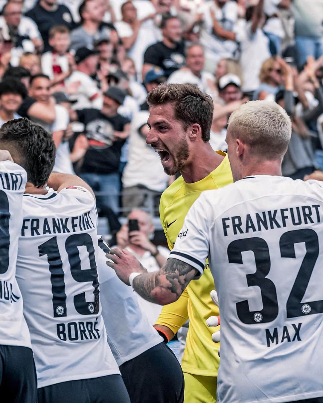 ケヴィン・トラップさんのインスタグラム写真 - (ケヴィン・トラップInstagram)「Frankfurt goes Europe again 🦅!!!  On top of that I’m very proud to have made 235th @bundesliga cap for @eintrachtfrankfurt and became new record goalkeeper! A statistic, but it means a lot to me!!  Now focus on another highlight next weekend!!   #SGE #Frankfurt #Europe」5月28日 3時42分 - kevintrapp