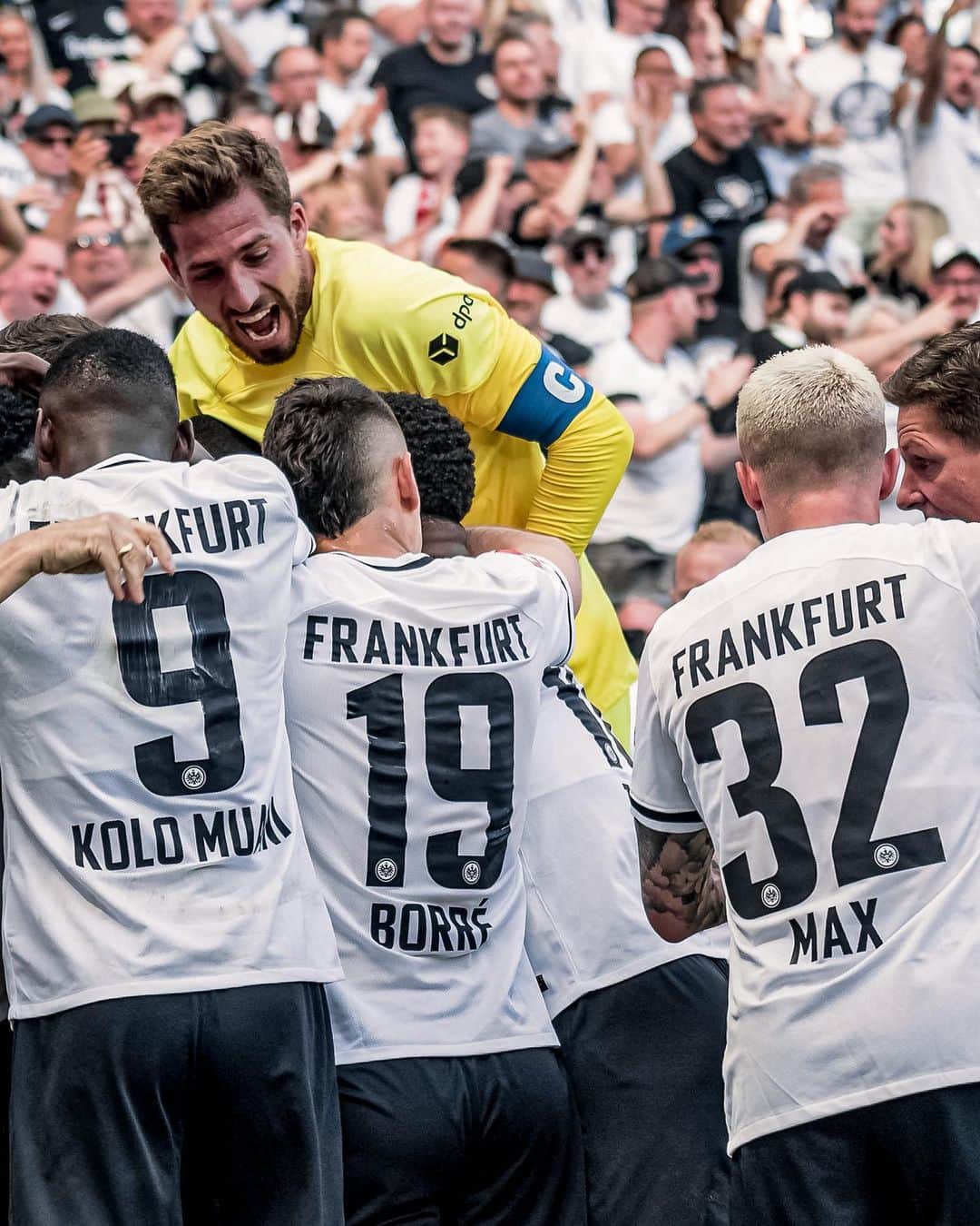 ケヴィン・トラップのインスタグラム：「Frankfurt goes Europe again 🦅!!!  On top of that I’m very proud to have made 235th @bundesliga cap for @eintrachtfrankfurt and became new record goalkeeper! A statistic, but it means a lot to me!!  Now focus on another highlight next weekend!!   #SGE #Frankfurt #Europe」