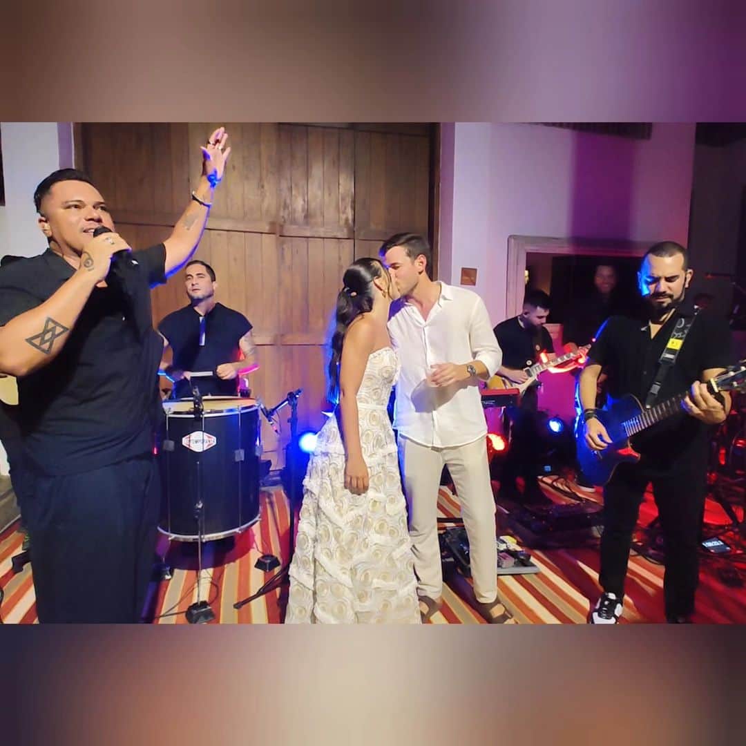 Sorriso Marotoのインスタグラム：「Ontem foi a festa do casamento da @rairamioto e @luizfbap e adivinha quem apareceu pra tocar lá de surpresa? 👀🤭 Aliás, a surpresa mesmo foi pro Luiz Felipe! O casal é fã do nosso trabalho há muitos anos e a noiva resolveu presenteá-lo com nosso show nesse dia tão especial pra eles 🥰 Reparem a cara dele no vídeo quando entramos no salão 😂😂😂   Desejamos ainda mais felicidades, @rairamioto e @luizfbap! Ficamos muito felizes e honrados por fazer parte da história do casal e, mais ainda, em cantar ao vivo pra vocês num dia tão importante! ❤️」
