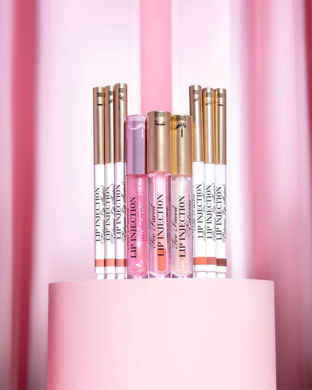 Too Facedのインスタグラム：「long weekend essentials ✨💓 Shop the entire Lip Injection Collection including our Lip Injection Lip Shapers, Maximum Plump, Lip Injection Extreme and more from @cultbeauty 😍 #toofaced #tfcrueltyfree #toofacedlipinjection」