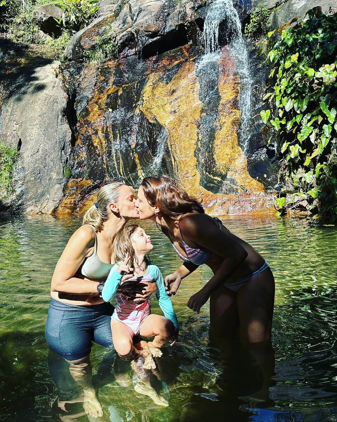 ファビアナ・オリベイラのインスタグラム：「Muito amor numa foto! 💖🌈」