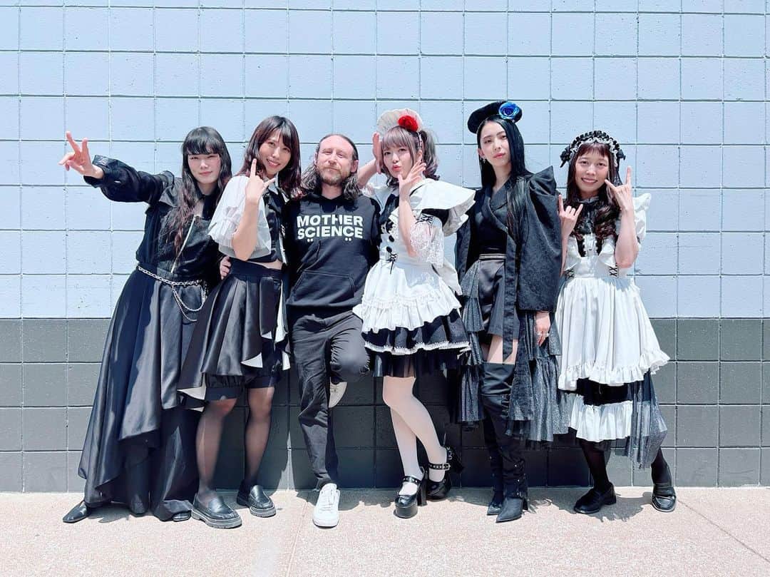 BAND-MAIDさんのインスタグラム写真 - (BAND-MAIDInstagram)「Incubus with BAND-MAID  Thank you, Mike-san!  #incubus #bandmaid #pointfest」5月28日 4時10分 - bandmaid.jp