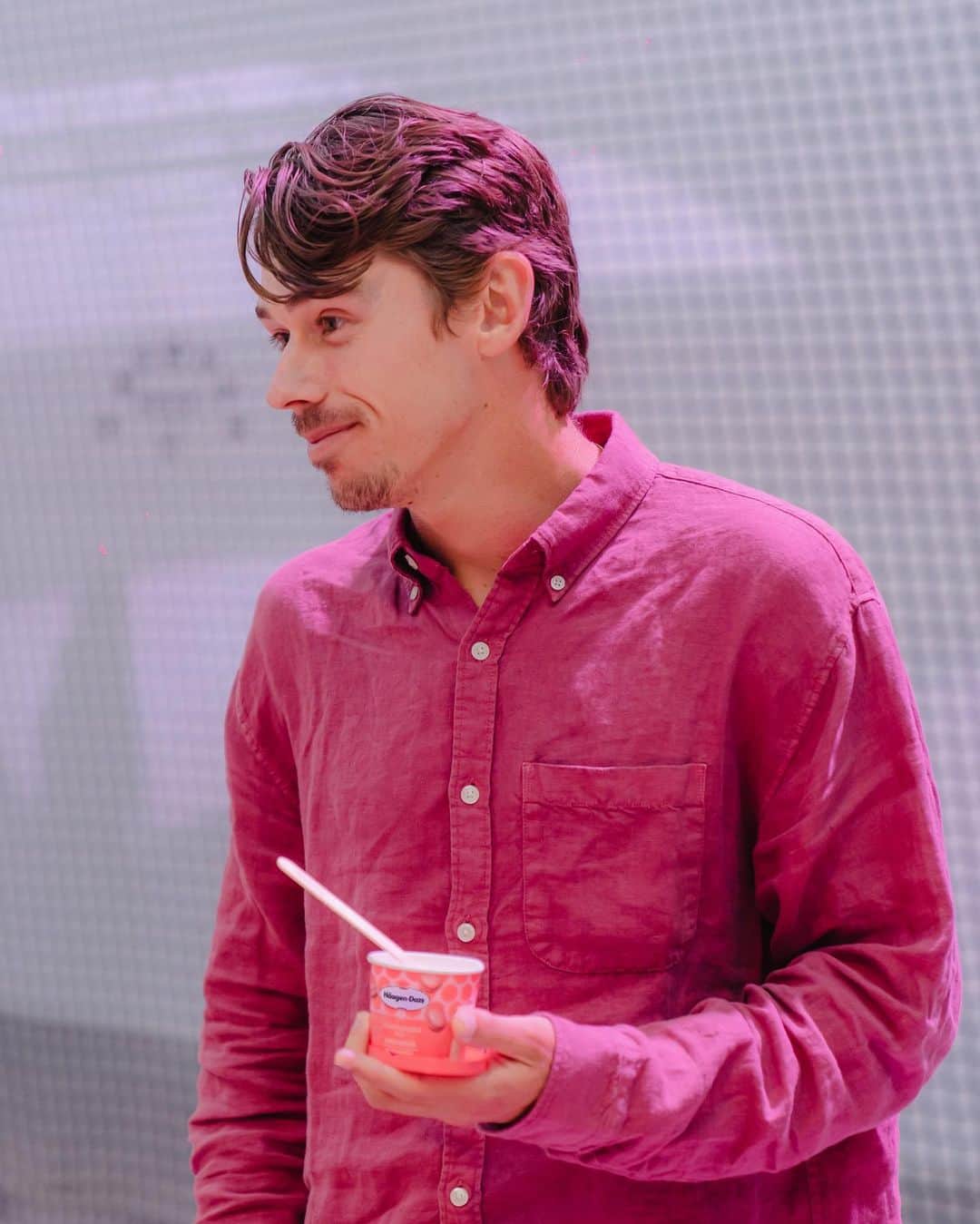 アレックス・デミノーのインスタグラム：「Loved serving up some @haagendazsau ice cream in Paris last night! The new Häagen-Dazs Strawberry Raspberry macaron ice cream is definitely 10/10. Can’t wait for these to come to Australia.  #SummerofAmour #HaagenDazs #Partner」