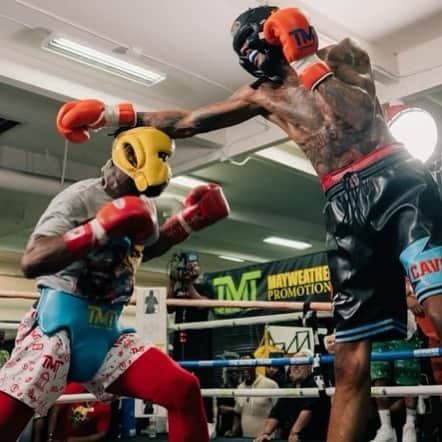 フロイド・メイウェザー・ジュニアのインスタグラム：「Light sparring moving around helping my nephew @bluefasebabyy   📸 @humbleroa   follow: @agfilmz      @jirahmilan」