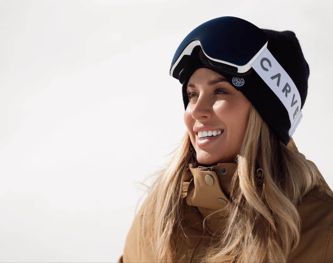 Daniella Graceのインスタグラム：「Story time: So I met @mikebasich when I was just 13 years old trying to get my start in snowboarding.. I looked up to him in so many ways being the legend/pioneer he is in this sport. And at 14 he gave me the opportunity to ride for his shop Riders Union.. my very first sponsor and after that my love and obsession for the sport grew. Now here we are almost 20 years later.. still doing what we love and now working with the same amazing team @carve_usa. Funny how life comes full circle 💫 I’m forever grateful for this family and the life snowboarding has given me. And most of all, to you Mikey, for giving that crazy little kid running around your shop a chance ❄️🤍 | 📷 by @tuckerscreative」