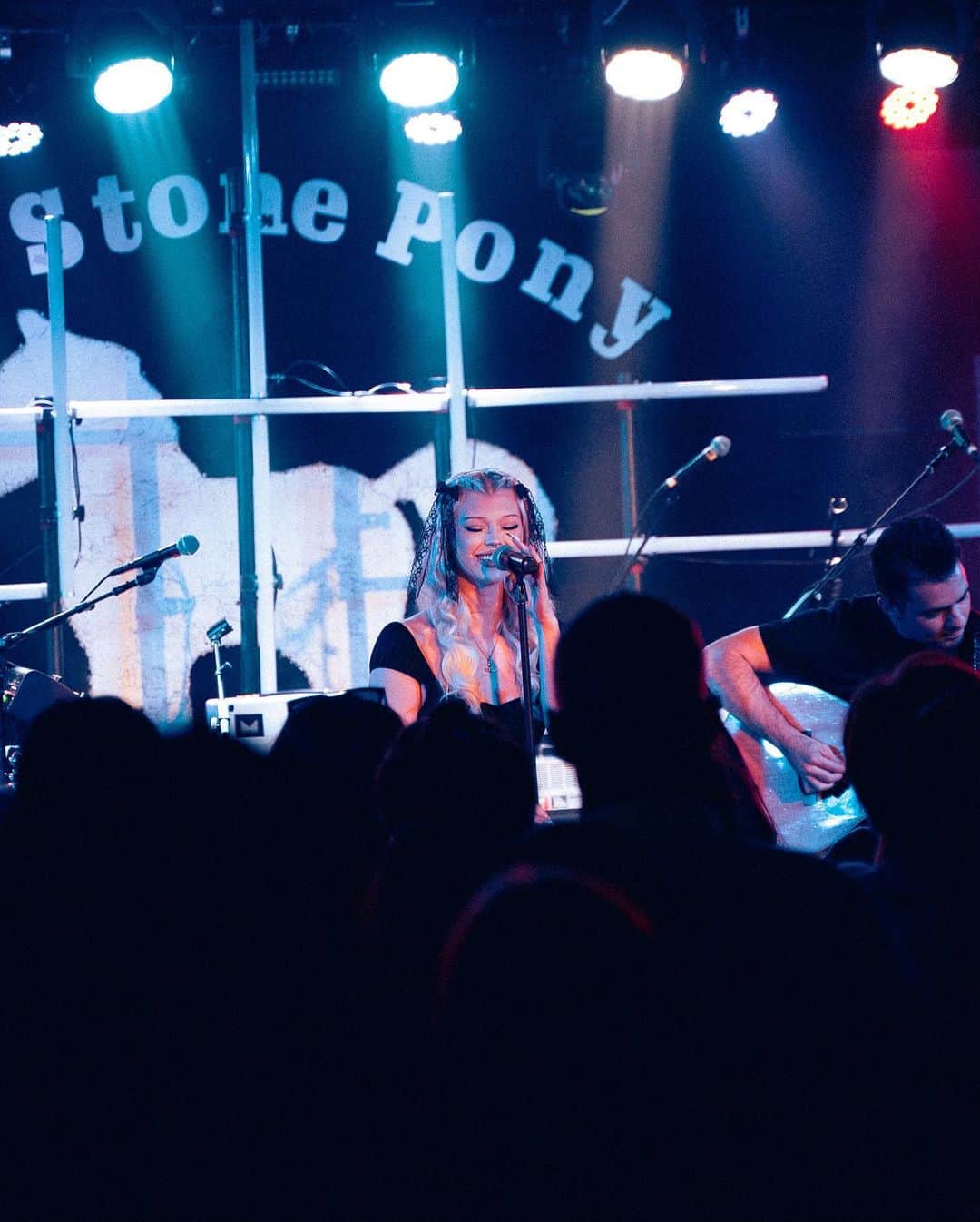 ローレン・グレイのインスタグラム：「wow . tonight is the last night of tour. so overwhelmed with emotion. never want to leave. yesterday played a sold out show at the stone pony. iconic.  pittsburgh i’ll see u soon (,:」