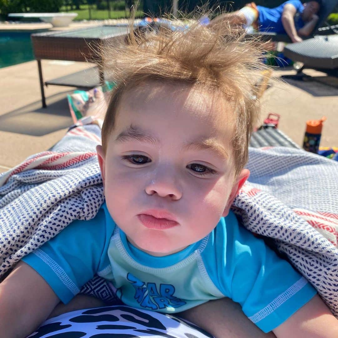 ディーナ・ニコール・コルテーゼのインスタグラム：「After nap on mommy hair ❤️❤️」
