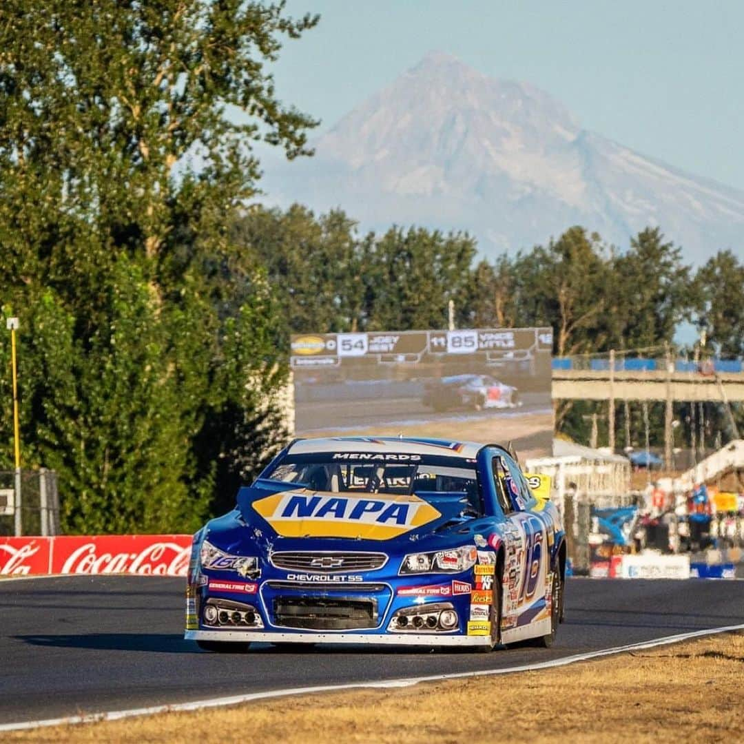 Portlandさんのインスタグラム写真 - (PortlandInstagram)「Nascar is back in Portland next weekend for the “Pacific Office Automation 147” and local brand @portlandgear has you ready to hit the track in style with their latest collection!  Inspired by the Rose City, pick up one of 12 brand new items before they’re gone! Head to portlandgear.com or either of their retail stores. 🏁  #portland #nascar #portlandnw #pdx」5月28日 5時15分 - portland