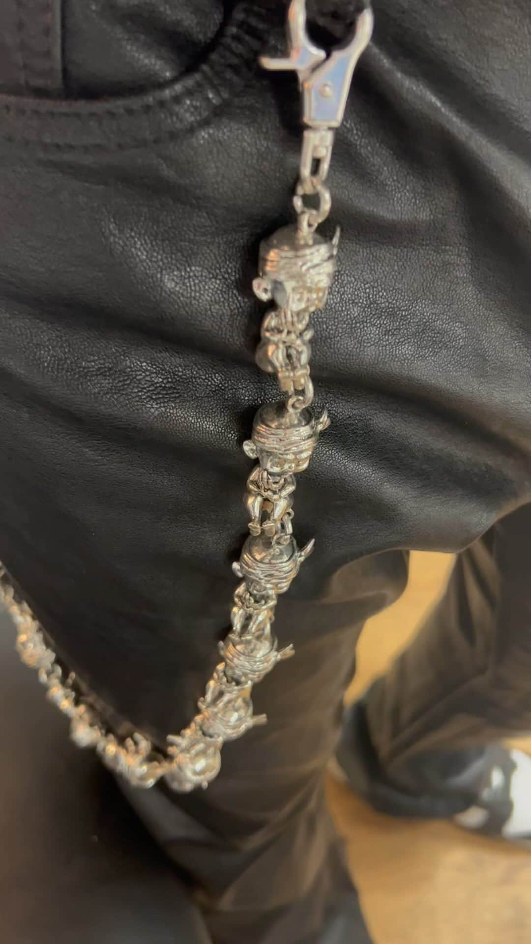 ジュエルズ・サンタナのインスタグラム：「It’s Levels 2 The Drip 💧 … BEST Wallet Chain ⛓️ In The Game… The Lifestyle #ICFMF Ⓜ️👶🏾❤️‍🔥🖕🏾🤦🏾‍♂️」