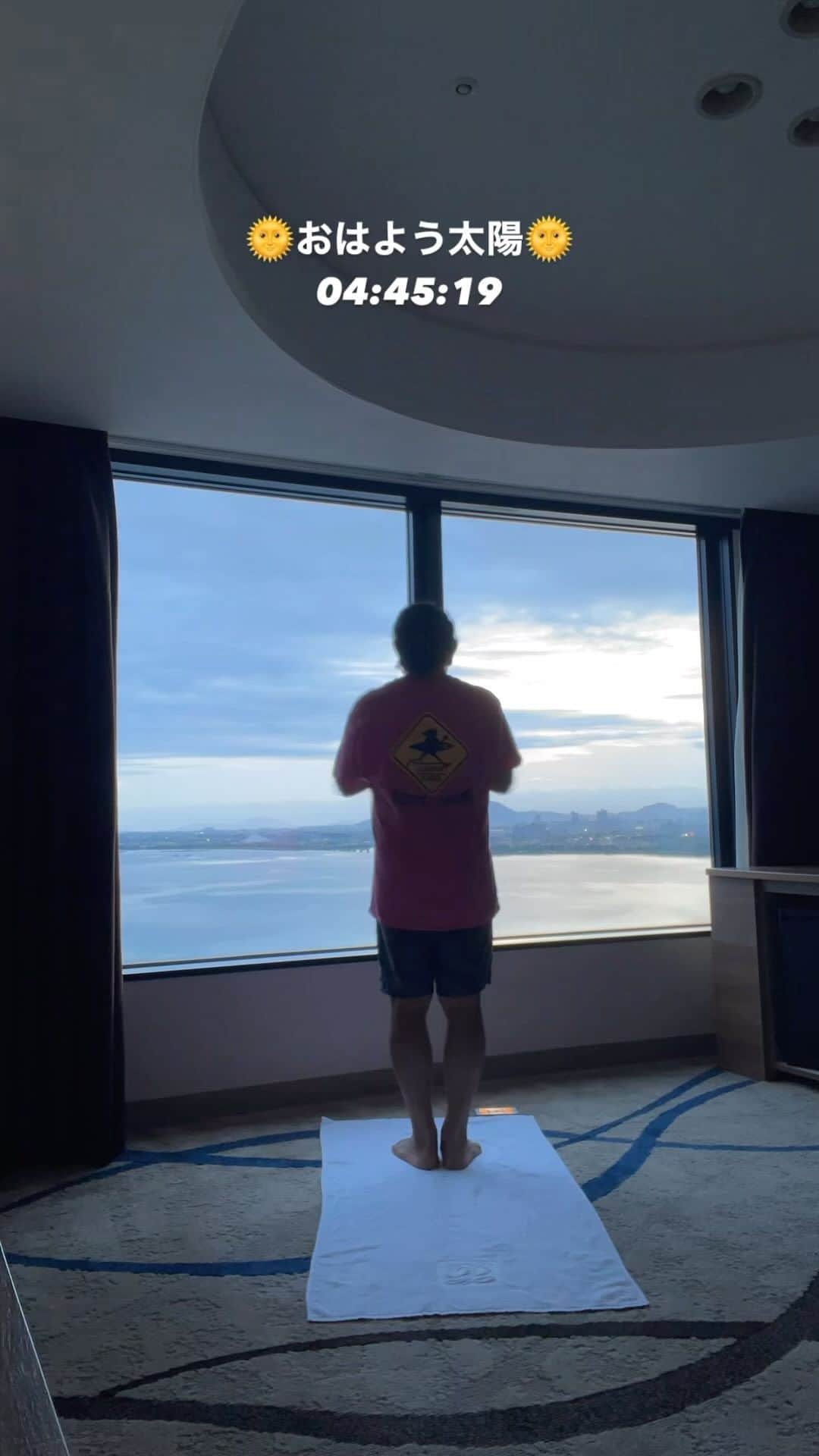 Ken Harakumaのインスタグラム：「🌞おはよう太陽🌞 朝04:45:19 からの琵琶湖を眺めながらの朝活❣️ 太陽が出るまでやめない太陽礼拝の巻☀️☀️☀️ 108回x2セット216回で太陽くんが雲から出てきました🙏🙏🙏 @lakebiwaotsuprincehotel  @international_yoga_center  ❣️216 times Surya Namaskar❣️」