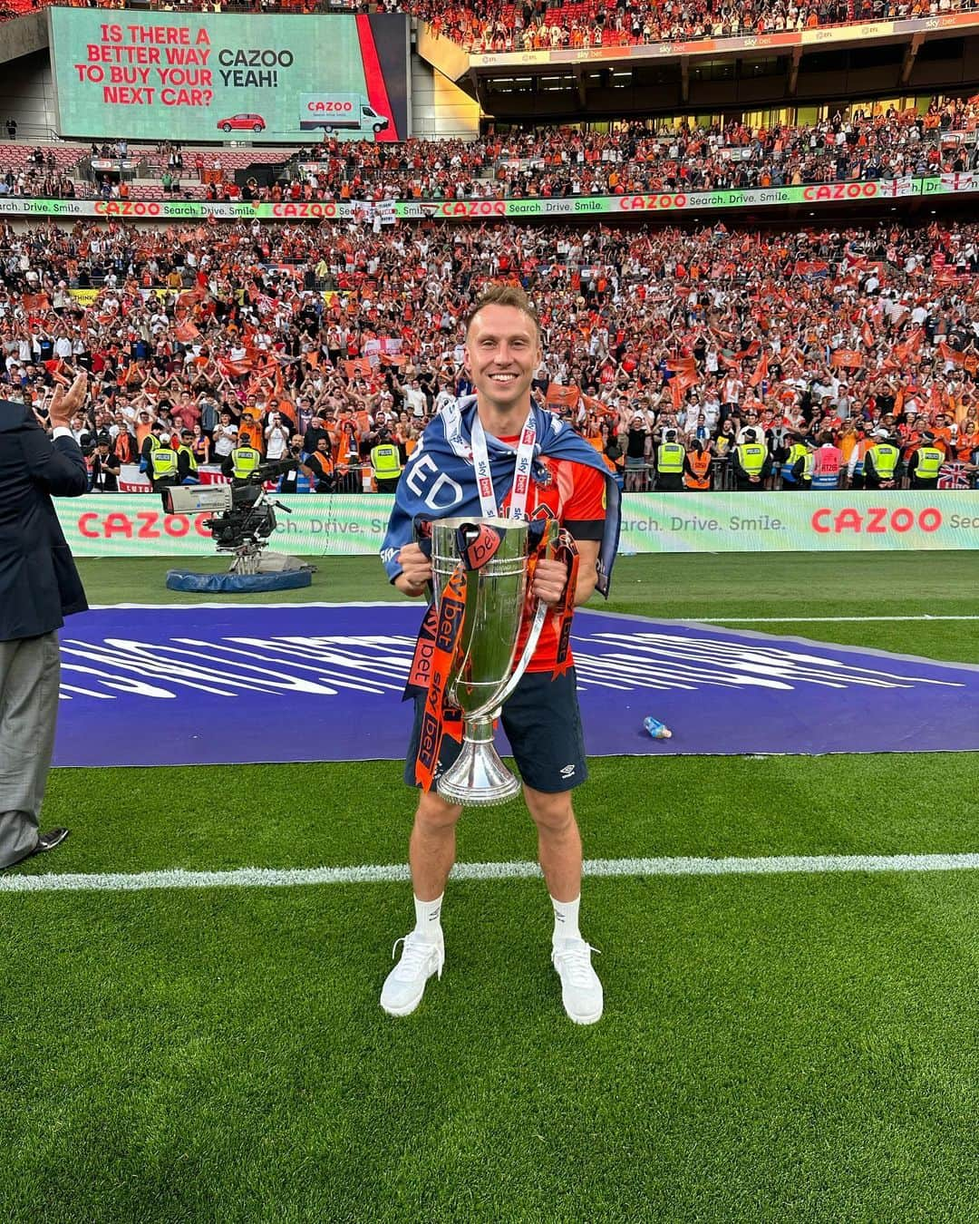 コーリー・ウッドローさんのインスタグラム写真 - (コーリー・ウッドローInstagram)「PREMIER LEAGUE!!!! WE DID IT!!!! @ltfc_official 🧡」5月28日 6時09分 - cauleywoodrow