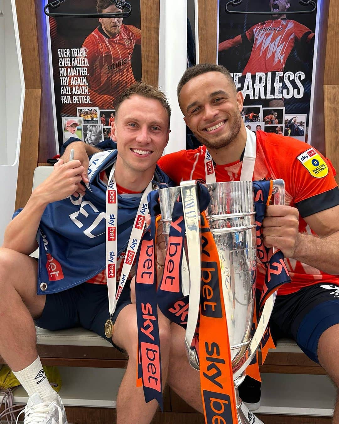 コーリー・ウッドローさんのインスタグラム写真 - (コーリー・ウッドローInstagram)「PREMIER LEAGUE!!!! WE DID IT!!!! @ltfc_official 🧡」5月28日 6時09分 - cauleywoodrow