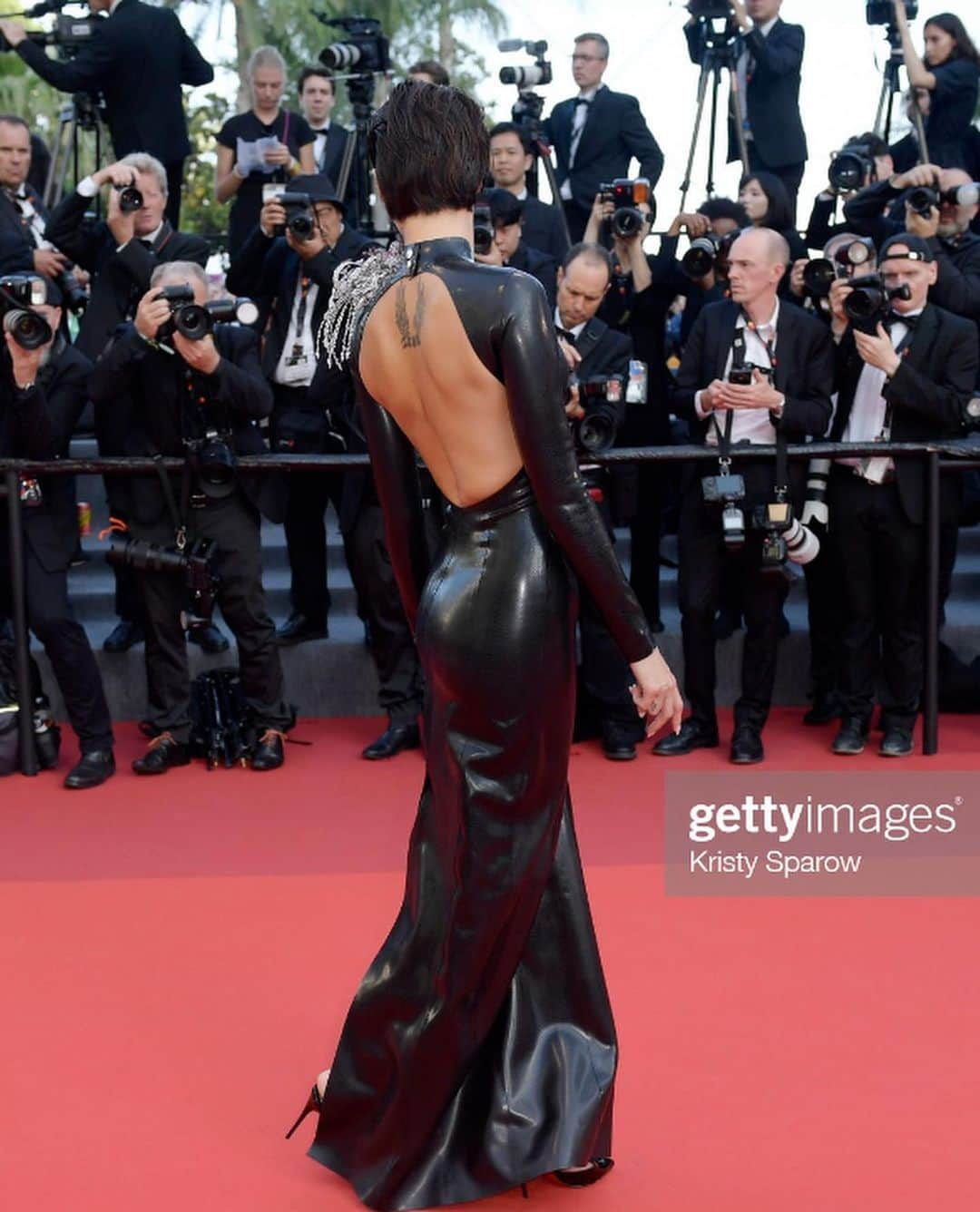 イザベリ・フォンタナさんのインスタグラム写真 - (イザベリ・フォンタナInstagram)「I’m honored to be at the closing ceremony at 76th Cannes Film Festival   Jewelry @elsajin519  Beauty @ericamonteiro  Stylist @jonathan_huguet  Dress @avellano_official  Shoe @louboutinworld」5月28日 6時19分 - isabelifontana