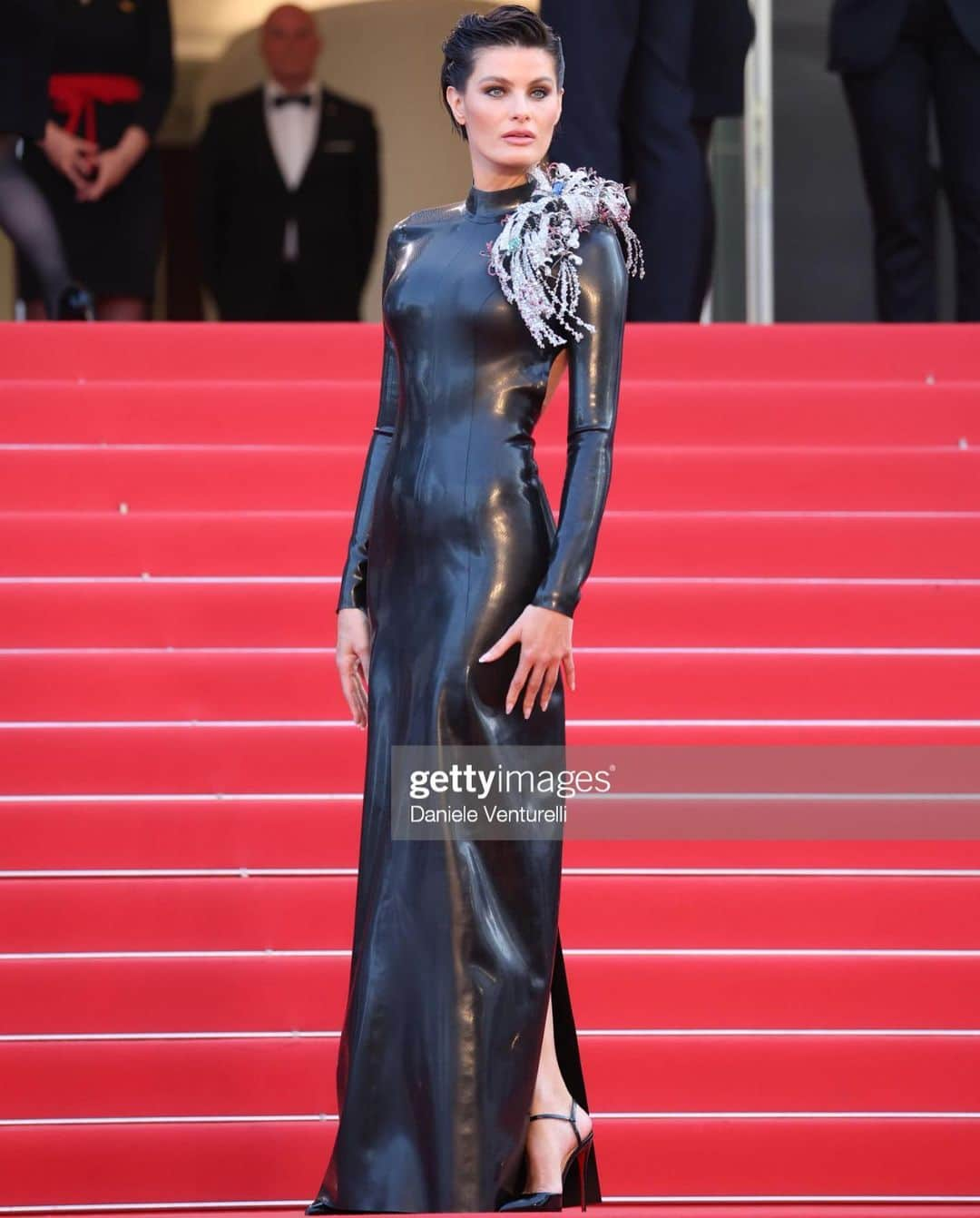 イザベリ・フォンタナさんのインスタグラム写真 - (イザベリ・フォンタナInstagram)「I’m honored to be at the closing ceremony at 76th Cannes Film Festival   Jewelry @elsajin519  Beauty @ericamonteiro  Stylist @jonathan_huguet  Dress @avellano_official  Shoe @louboutinworld」5月28日 6時19分 - isabelifontana