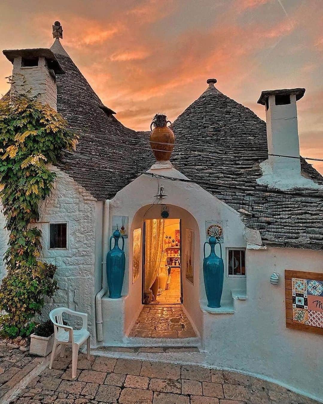 Earth Picsさんのインスタグラム写真 - (Earth PicsInstagram)「@micheizzo —At first glance, Alberobello appears to be an ordinary small town in Italy. The streets meander with a charming narrowness, while the houses stand elegantly in their white hue. The weather adds to the delightful ambiance, inviting a sense of pleasantness and tranquility.  However, a closer examination reveals a surreal sight that transports you into the realm of a fantasy novel. Scattered all around, small houses with enchanting conical roofs captivate the eye and ignite the imagination.  📸 @micheizzo  📍Alberobello, Italy 🇮🇹」5月28日 6時25分 - earthpix