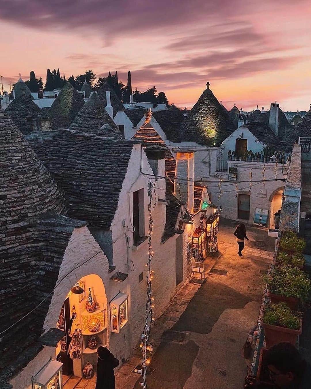 Earth Picsさんのインスタグラム写真 - (Earth PicsInstagram)「@micheizzo —At first glance, Alberobello appears to be an ordinary small town in Italy. The streets meander with a charming narrowness, while the houses stand elegantly in their white hue. The weather adds to the delightful ambiance, inviting a sense of pleasantness and tranquility.  However, a closer examination reveals a surreal sight that transports you into the realm of a fantasy novel. Scattered all around, small houses with enchanting conical roofs captivate the eye and ignite the imagination.  📸 @micheizzo  📍Alberobello, Italy 🇮🇹」5月28日 6時25分 - earthpix