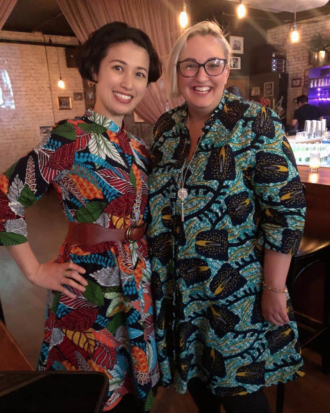 岡田育のインスタグラム：「ZURI meets ZURI... always glad to see fashionistas in dresses I love, now it happens much more often than before in NYC, and sometimes we took selfies at the very first glance! @camillebyers 🤝 @okadaic  @zurikenya #justonedress #zuridress  . Also, I strongly recommend ZURI dresses to #kimono lovers!! . 偶然会って意気投合。ZURI好きに悪い奴はおらん。NYCの下半分では本当によく着てる人を見かけるようになりまして、ワンシェイプだから一目でわかる。プリーツプリーズよろしく俺たち（are 誰？）の制服になりつつあるよ。日本でも流行らないかなぁ、私はワンピースの形した木綿の着物と思ってます。」
