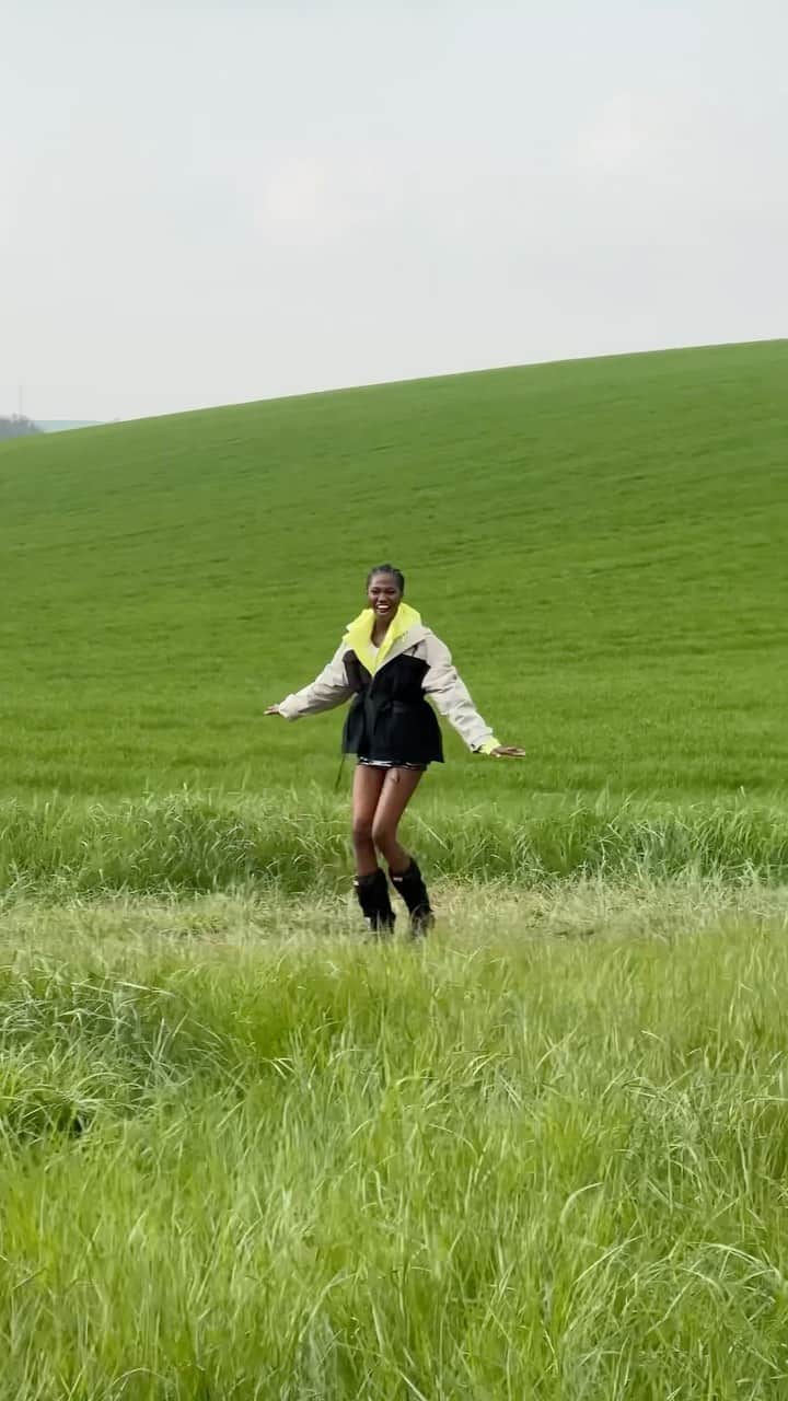 ハンターブーツのインスタグラム：「The set up vs the shot with @rhennyalade for our festivals campaign 📸  Thanks to our team ❤️ Photographer: @jamesrobjant  Stylist: @harry_lambert  Production: @lgstudio_   #HunterFestivals #HunterOriginals」