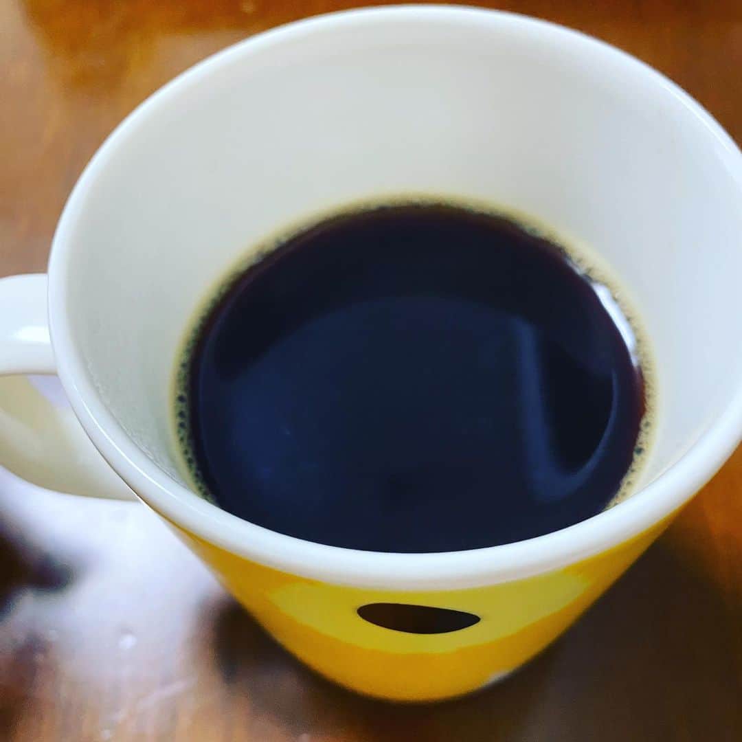 カバのインスタグラム：「コーヒーチャレンジ☕️  おはようございます！ 本日もコーヒーから！ (74日目)  今日もよしもと漫才劇場で、森田まりこリーダーの極新喜劇に出演します！昨日に引き続き漫才劇場メンバーはタイムキーパー！今日も頑張ってきます！  昨日の上方漫才大賞、途中からですが見てました。出てる方、全組おもろかったし、戦う姿はやはりカッコ良かったです！  そして受賞された  大賞　プラス・マイナスさん 奨励賞　吉田たちさん 新人賞　カベポスター  おめでとうございます！🎉㊗️️✨  カベポスターおもろかった！ プラマイさん、たち兄はずっとお世話になってるお兄さん方なのでめちゃめちゃ嬉しいです！ プラマイさんの時のテンダラーさん登場で涙止まりませんでした！😭  賞レースを見るといつもたくさんの刺激をもらいます！ 僕は新喜劇座員として新喜劇を盛り上げれるように頑張ります！  では皆さん、今日も良い一日を！  #吉本新喜劇 #カバ #コーヒーチャレンジ #苦手なコーヒーをお茶の感覚で飲めるようになるまでの道のり #コーヒー #カフェ #カフェ巡り #喫茶店巡り #coffee #coffeechallenge #Cafe #MOUNT HAGEN #ARABICA CAFE #instant #カバッチグー #どーゆーそれー #次はどこでコーヒー嗜も？ #皆さん、今日も良い一日を！」