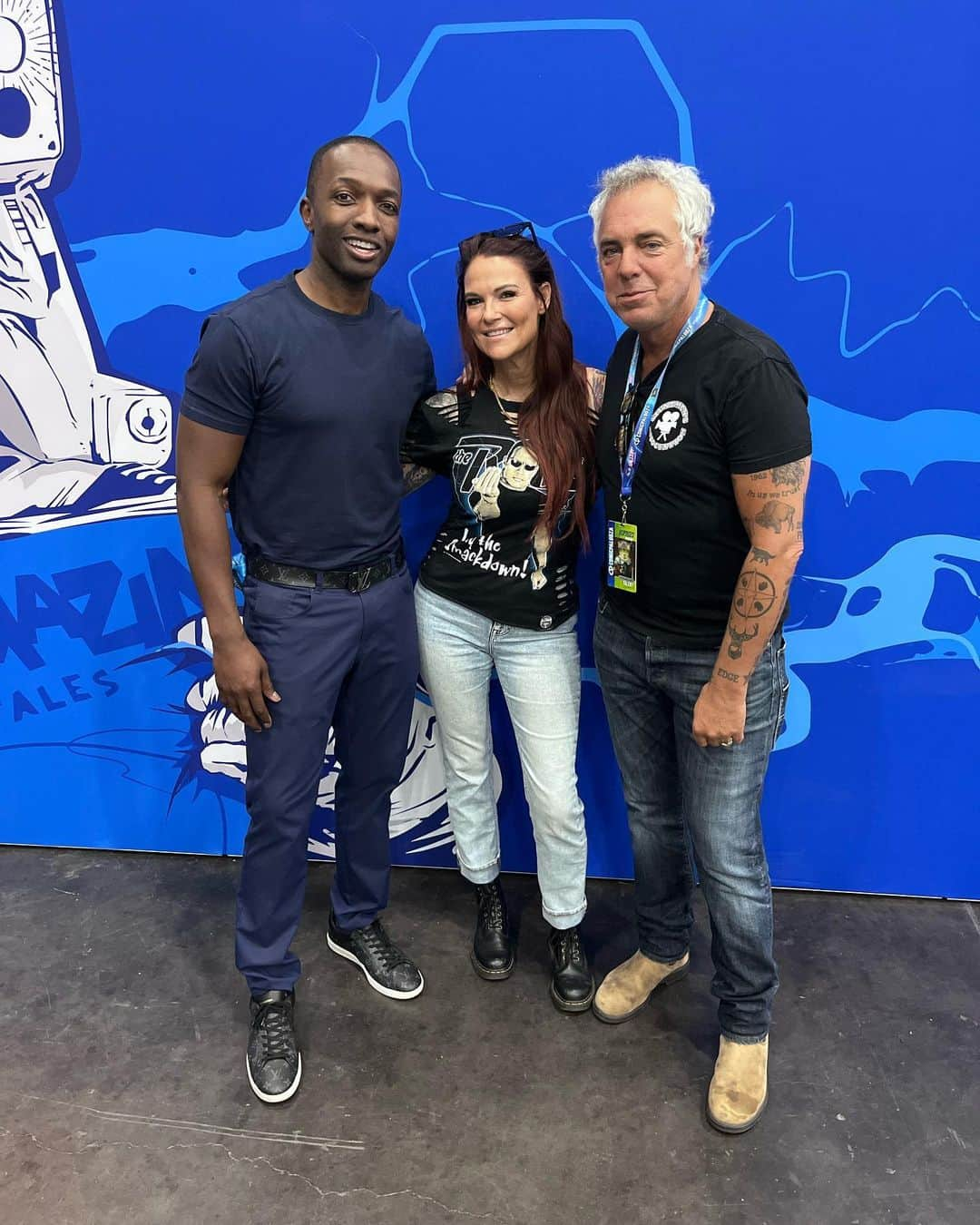 ジェイミー・ヘクターのインスタグラム：「Great to be back together again with my bro @tituswelliverofficial and @machetegirl  #comicpolooza」