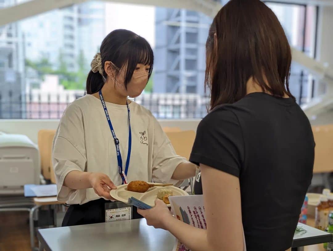 東京観光専門学校さんのインスタグラム写真 - (東京観光専門学校Instagram)「韓国Fes🫶💕 韓国語を使って料理を注文👍 #キンパ や #チーズハッドグ など メニューから一人ずつ注文しました👏  さらに、韓国の大学に編入中の 卒業生とオンライン中継もあり💓  その後も学生スタッフと 大盛り上がり😚 雰囲気のよさと先生との距離の近さも 自慢です🫶 #東京観光専門学校　#韓国語学科　#韓国留学　#韓国フェス　#韓国オープンキャンパス　#韓国語勉強　#韓国に行きたい　#韓国語専門学校　#韓国グルメ　#韓国料理　#韓国好きな人と繋がりたい」5月28日 17時59分 - tokan_1967