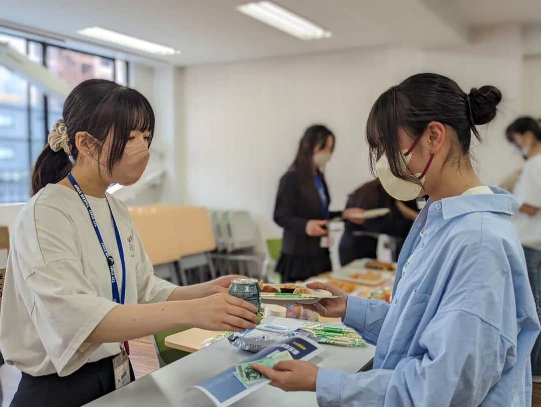 東京観光専門学校さんのインスタグラム写真 - (東京観光専門学校Instagram)「韓国Fes🫶💕 韓国語を使って料理を注文👍 #キンパ や #チーズハッドグ など メニューから一人ずつ注文しました👏  さらに、韓国の大学に編入中の 卒業生とオンライン中継もあり💓  その後も学生スタッフと 大盛り上がり😚 雰囲気のよさと先生との距離の近さも 自慢です🫶 #東京観光専門学校　#韓国語学科　#韓国留学　#韓国フェス　#韓国オープンキャンパス　#韓国語勉強　#韓国に行きたい　#韓国語専門学校　#韓国グルメ　#韓国料理　#韓国好きな人と繋がりたい」5月28日 17時59分 - tokan_1967