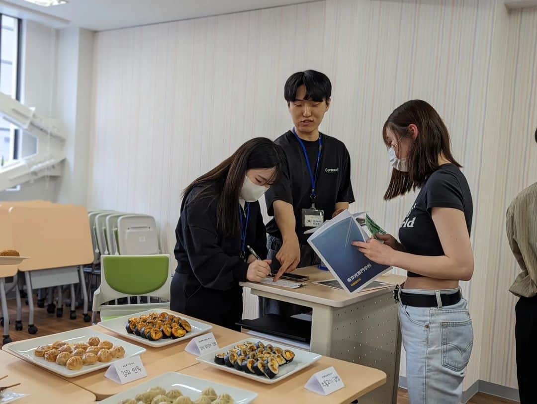 東京観光専門学校さんのインスタグラム写真 - (東京観光専門学校Instagram)「韓国Fes🫶💕 韓国語を使って料理を注文👍 #キンパ や #チーズハッドグ など メニューから一人ずつ注文しました👏  さらに、韓国の大学に編入中の 卒業生とオンライン中継もあり💓  その後も学生スタッフと 大盛り上がり😚 雰囲気のよさと先生との距離の近さも 自慢です🫶 #東京観光専門学校　#韓国語学科　#韓国留学　#韓国フェス　#韓国オープンキャンパス　#韓国語勉強　#韓国に行きたい　#韓国語専門学校　#韓国グルメ　#韓国料理　#韓国好きな人と繋がりたい」5月28日 17時59分 - tokan_1967