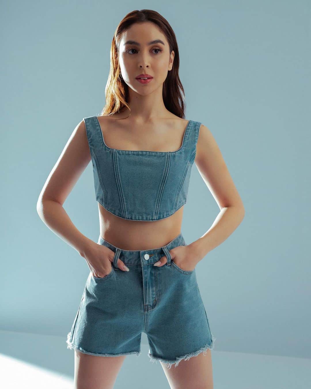 ジュリア バレットのインスタグラム：「Denims forever. @penshoppe」