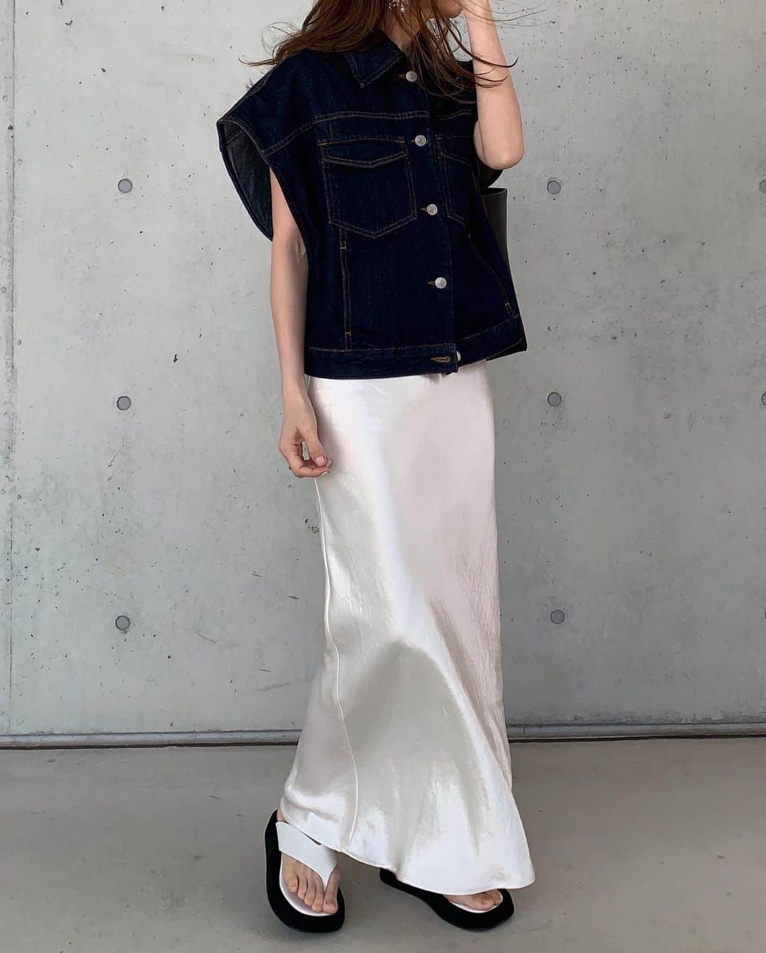 のインスタグラム：「| denim💙 公園行ってUNIQLO行って キャンプ用品見て心は高まったけど 購入してはない😂 帰宅して子供たちとプランターで 夏野菜に挑戦。上手く出来るか...🌱🍅  #driesvannoten#satin#uniqlou」