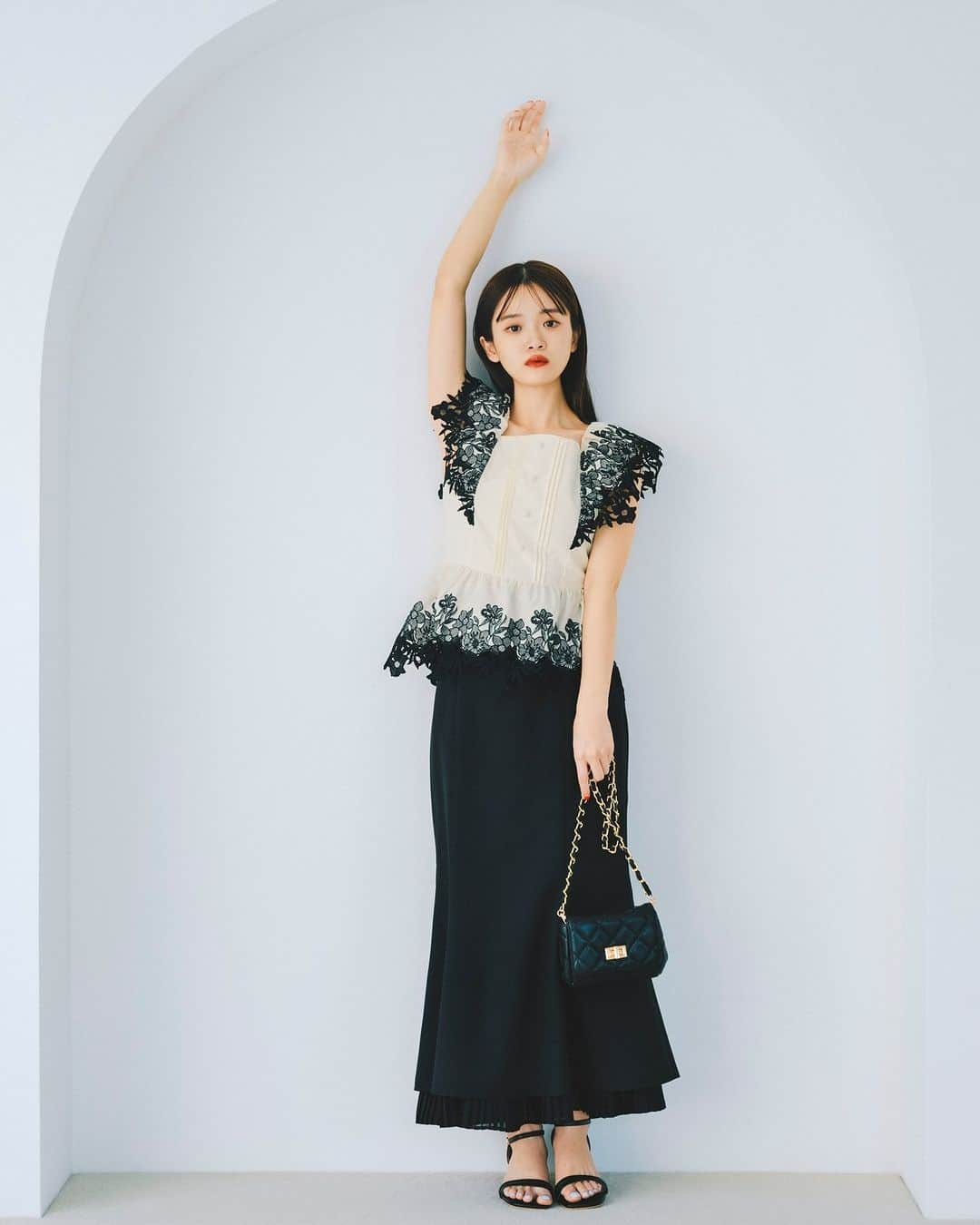 NATURAL BEAUTY BASICのインスタグラム：「LIMITED EDITION  Healthy Feminine ～2023 Early Summer～ Meets.Karin Takubo  田久保夏鈴さんがドラマチックに着こなす初夏の新作をデリバリー。 さりげないカットアウトや、シアー素材のリラクシーな肌見せに、 レディ感はしっかりキープしつつもコンフォートなシルエット… この季節にジャストな“ヘルシーフェミニン”クローズをラインナップ。  カットワークにマーメイドライン… リッチフェミニンなワンツーコーデ  ■カットワーク刺繍ブラウス ¥9,460 tax in size:S/M color:クロ/オフ #0173210630  ■プリーツレイヤードマーメイドスカート ¥10,890 tax in size:S/M color:クロ/オフ #0173220630  タックブラウスに施した、構築的なカットワーク刺繍で表情豊かに。 大人のムードを演出してくれるモノトーン配色も魅力的。 シフォンプリーツのヘムがエレガントなマーメイドスカートで、 ブラウスの女性らしさをぐっと引き立てて  ---------------------------------------  公式オンラインサイトにて プレオーダー受付中✨  6/2(金)～店頭販売スタートとなります。  ＜取り扱い店舗・オンラインストア＞ 札幌ステラプレイス エスパル仙台 ルミネ大宮 ルミネ池袋 ルミネ荻窪 新宿ミロード 銀座インズ ラゾーナ川崎 ジョイナス タカシマヤゲートタワーモール 阪急三番街 ルクア大阪 京都ポルタ 天神地下街 NBB公式オンラインストア（SANEI bd ONLINE)  #田久保夏鈴 さん #LIMITEDEDITION #限定商品 #限定 #予約 #プレオーダー #ブラウス #マーメイドスカート #モノトーンコーデ #お出かけコーデ #刺繍ブラウス #オフィスコーデ #オフィスカジュアル #通勤コーデ #大人可愛い #夏コーデ #カラーコーデ  #着回しコーデ #きれいめカジュアル #ベーシックコーデ #ベーシック #ナチュラルコーデ #トレンドスタイル #シンプルコーデ #ナチュラルビューティーベーシック #naturalbeautybasic」